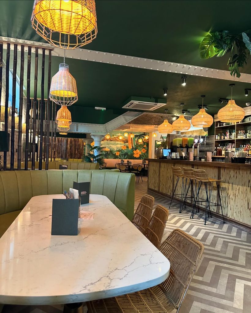 Themed Wallpaper: Hawaiian-themed wallpaper with tropical patterns, adding color and charm to the restaurant ambiance.