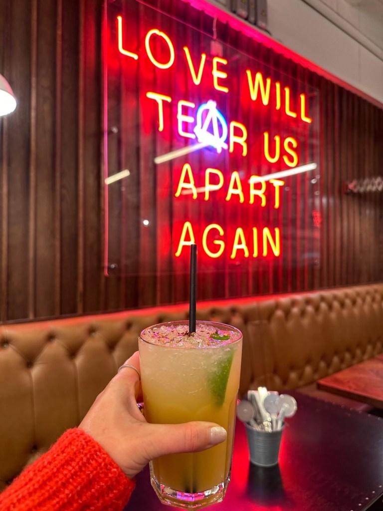 Mocktail at Pizza Punks: A vibrant and fruity mocktail, part of the bottomless selection at Pizza Punks, offering non-alcoholic options like the sweet double bubble and candy cloud.