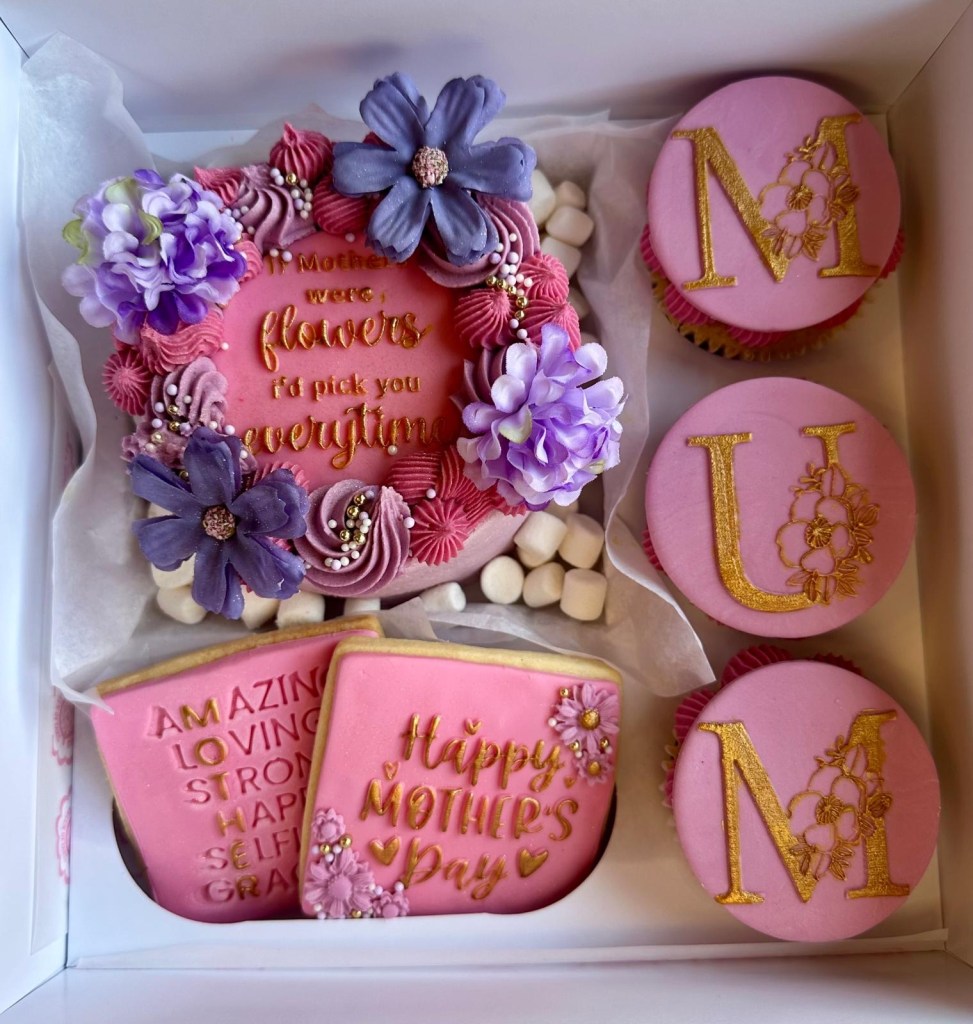 Timeless flower design on Mother’s Day cake from Queen of Tarts